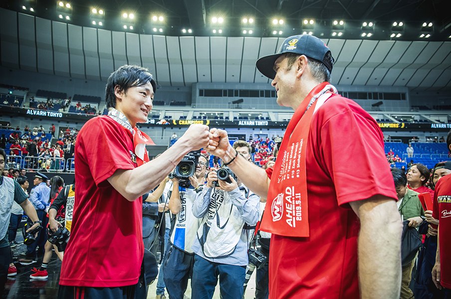 苦しい立場のアルバルクが連覇達成。BリーグCSが物語る日本バスケの成長。<Number Web> photograph by Kiichi Matsumoto