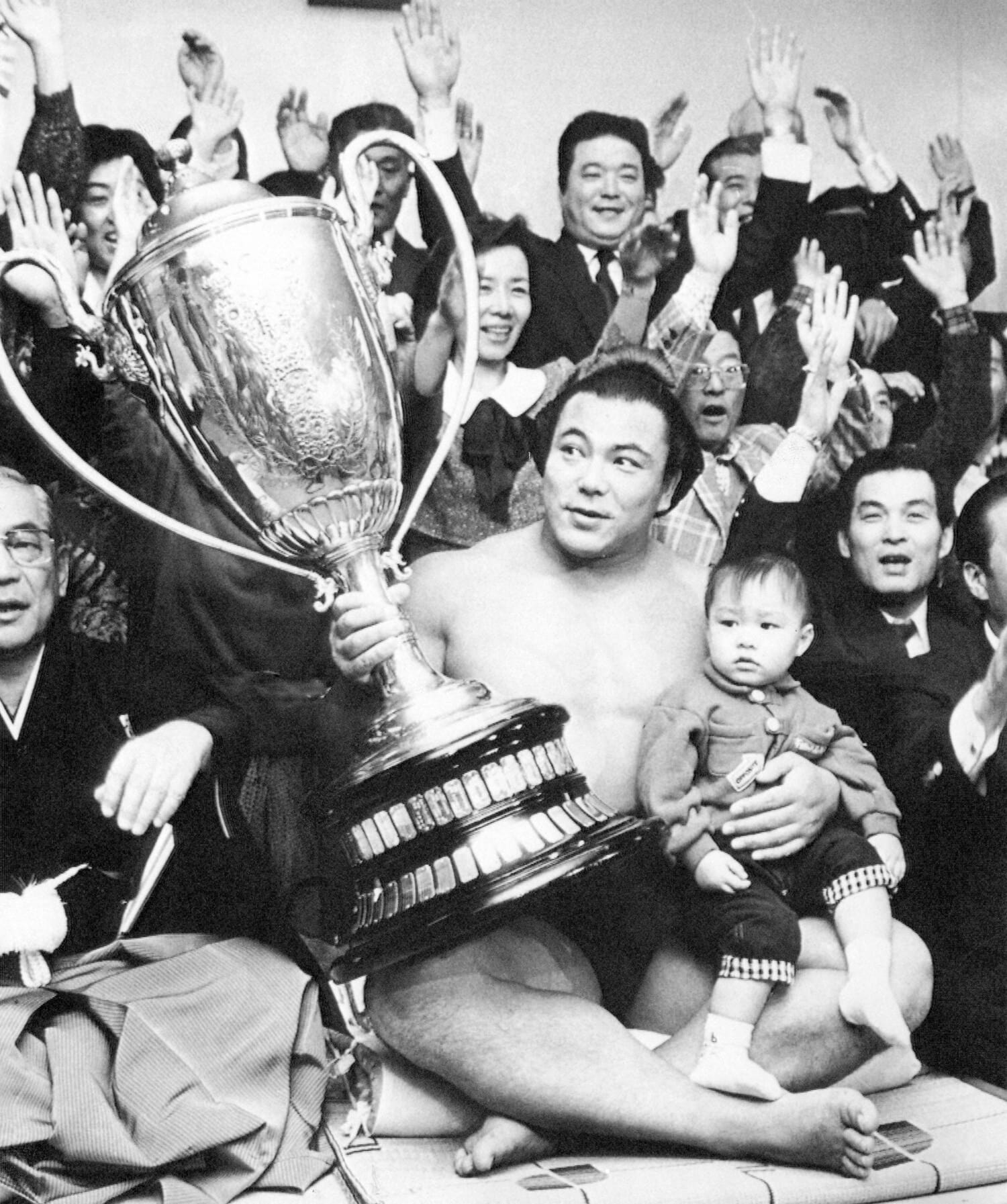 1987年の九州場所、千代の富士に抱かれる剛さん ©Mainichi Shinbun