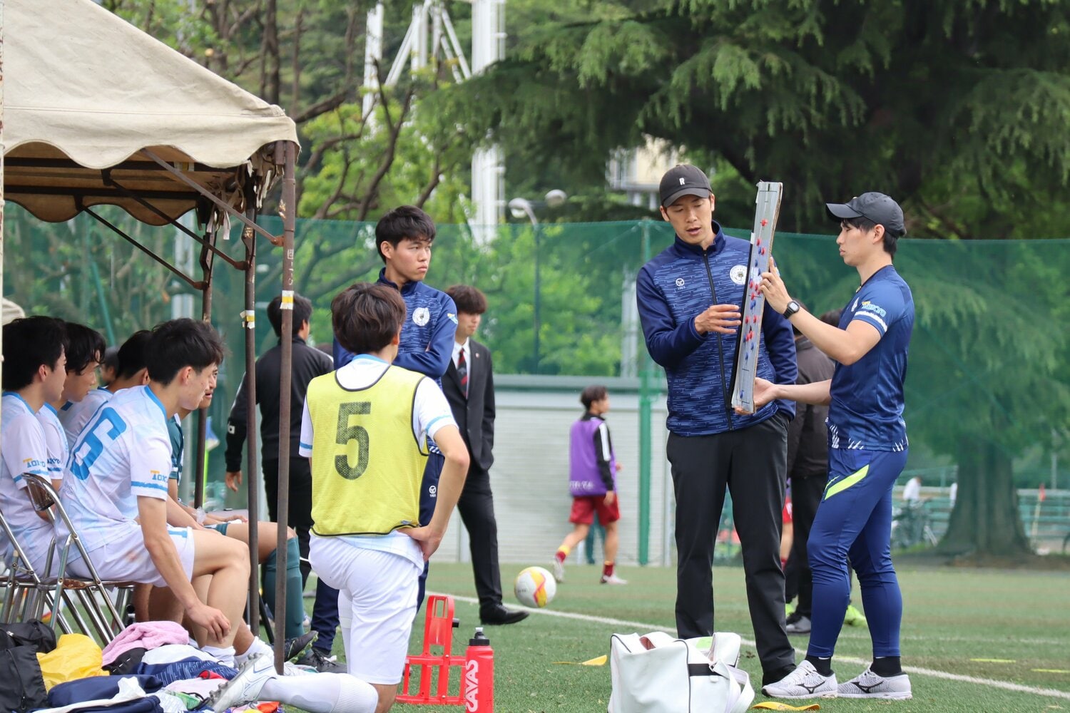 ハーフタイム、選手たちに指示を送る林監督 ©︎Masayuki Sugizono