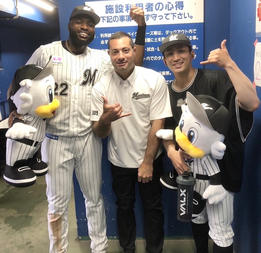 お立ち台での初仕事を終え、小島、ポランコとともに記念撮影におさまったフェルナンデス通訳(中央) ©Chiba Lotte Marines