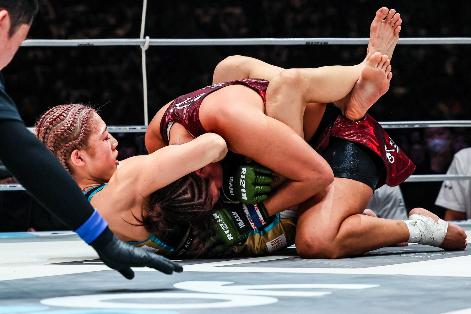 2ラウンド、伊澤のフロントチョークが極まった瞬間　©RIZIN FF Susumu Nagao