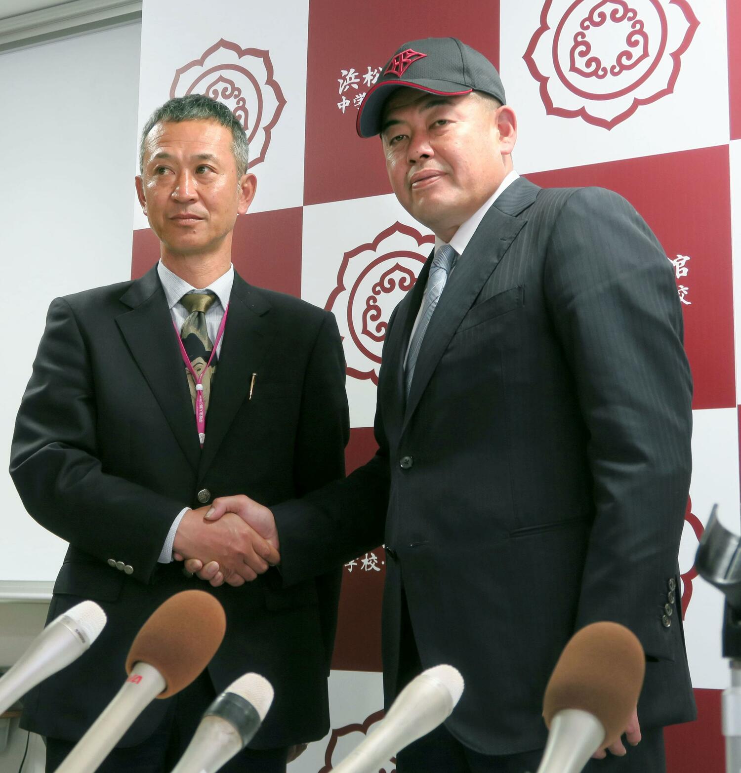 中日でも活躍した佐野心監督（左）はチームの非常勤コーチとして中村紀洋を起用するなど話題に　©KYODO