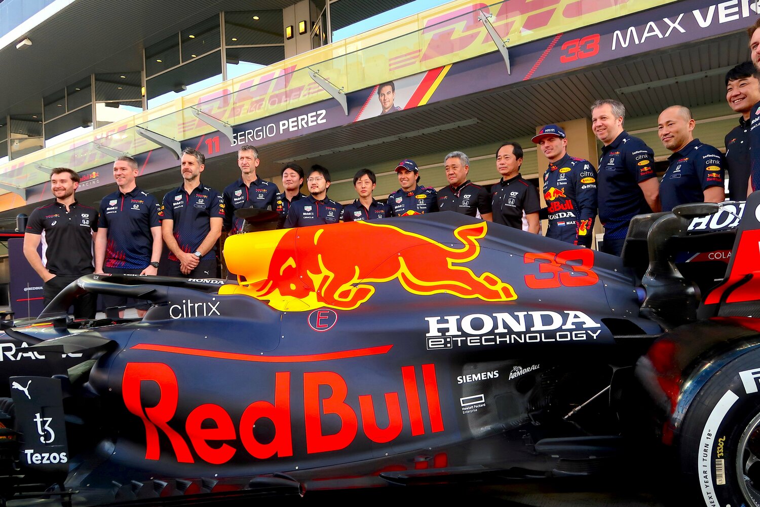 悲願を達成したレッドブルのドライバーとスタッフたちは、晴れやかな表情で最後の記念写真に収まった