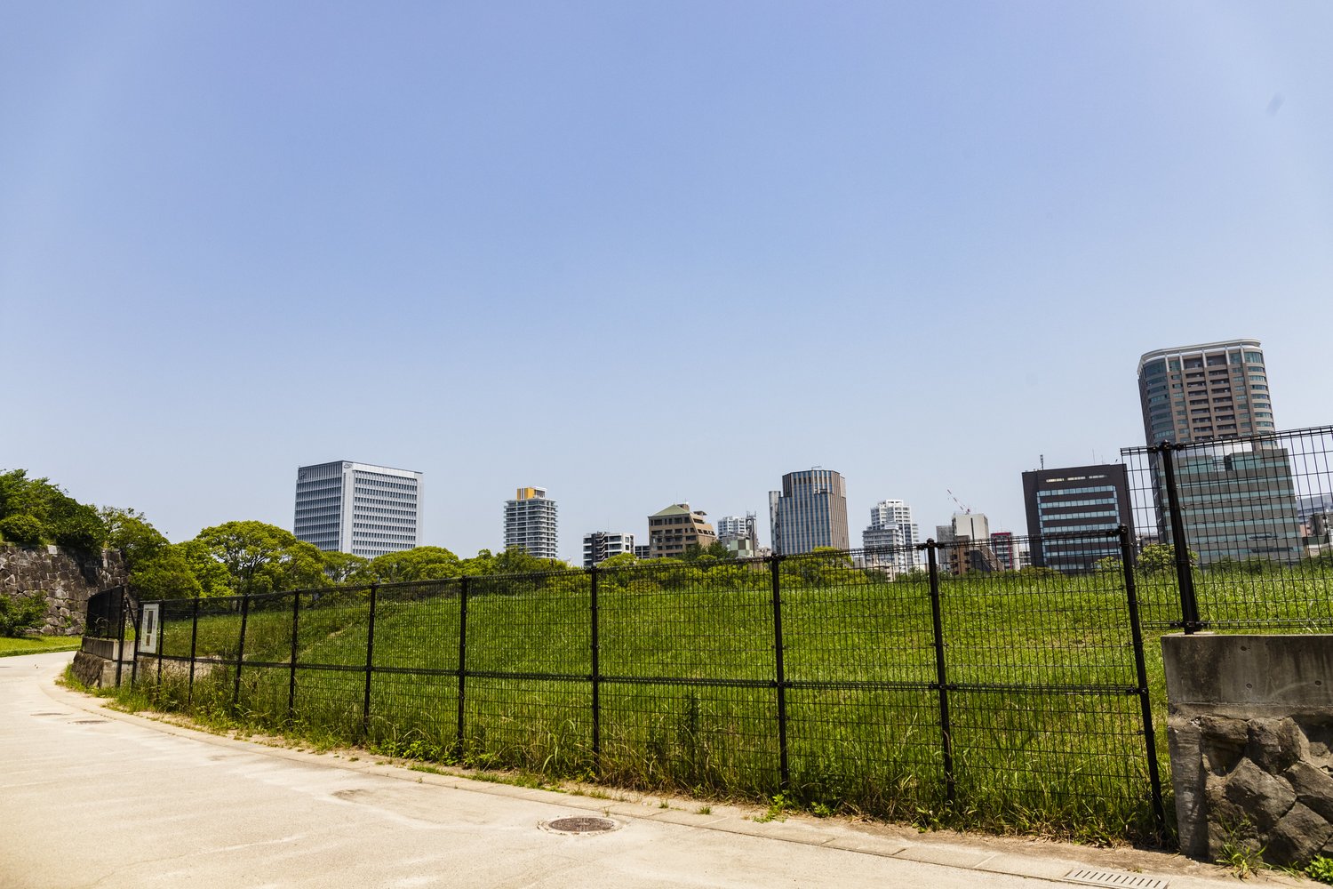 こちらが鴻臚館の跡地。平和台球場の外野スタンドの下から見つかった