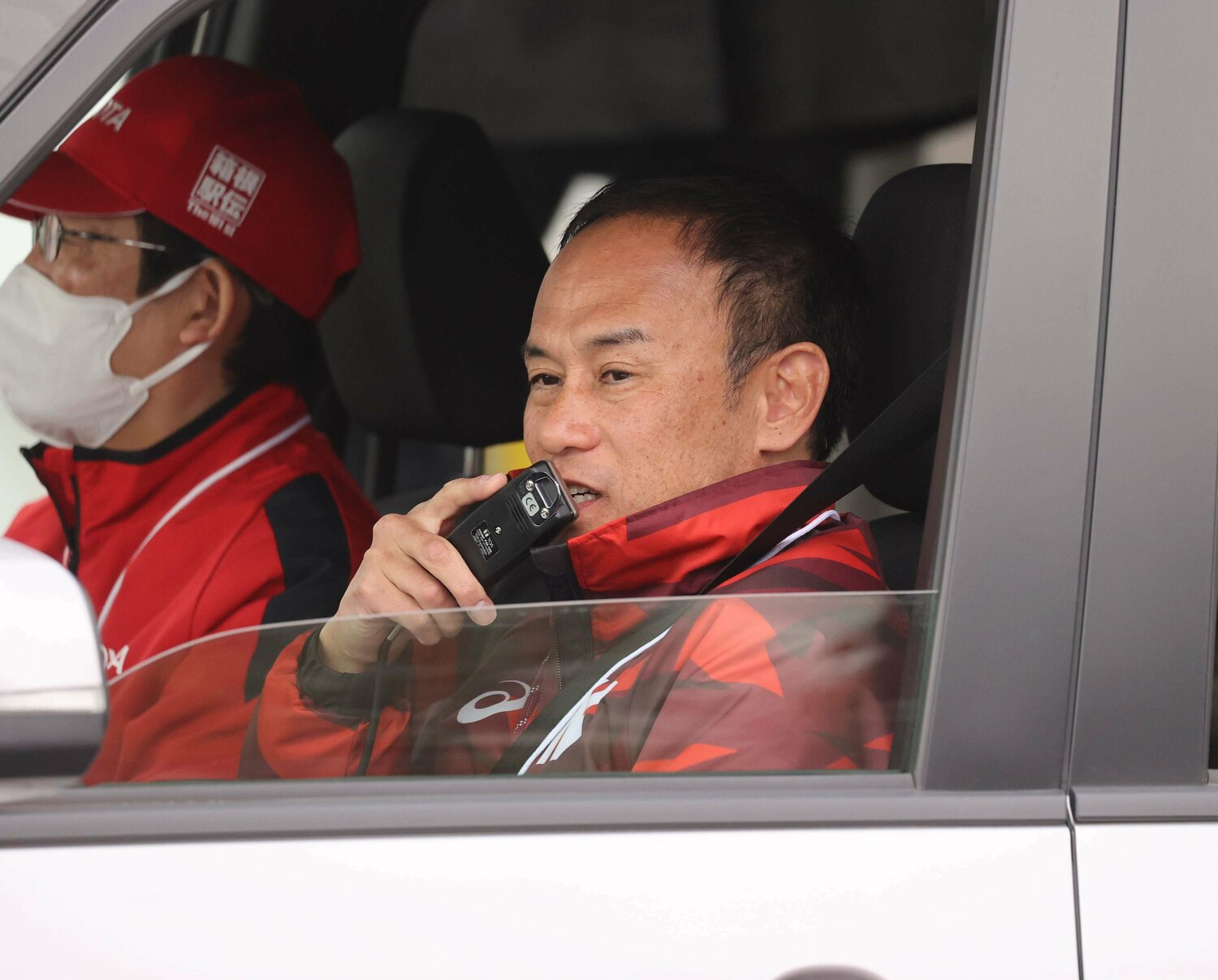 運営管理者から声をかける花田監督 ©JIJI PRESS