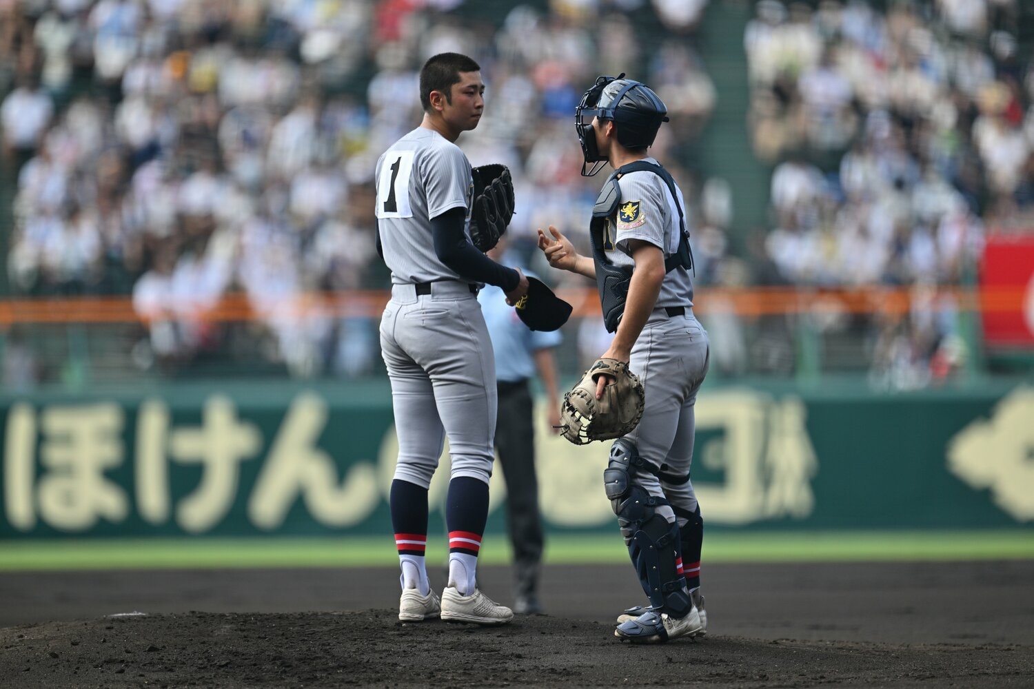 仙台育英の高橋と尾形のバッテリー。それぞれ志望校を決めた後に同じ早稲田大を志願していたことを知ったという　©Hideki Sugiyama