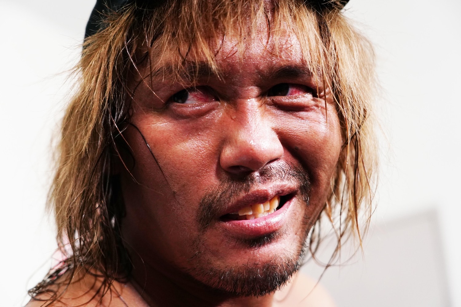 目を充血させながら優勝の喜びに浸る内藤哲也