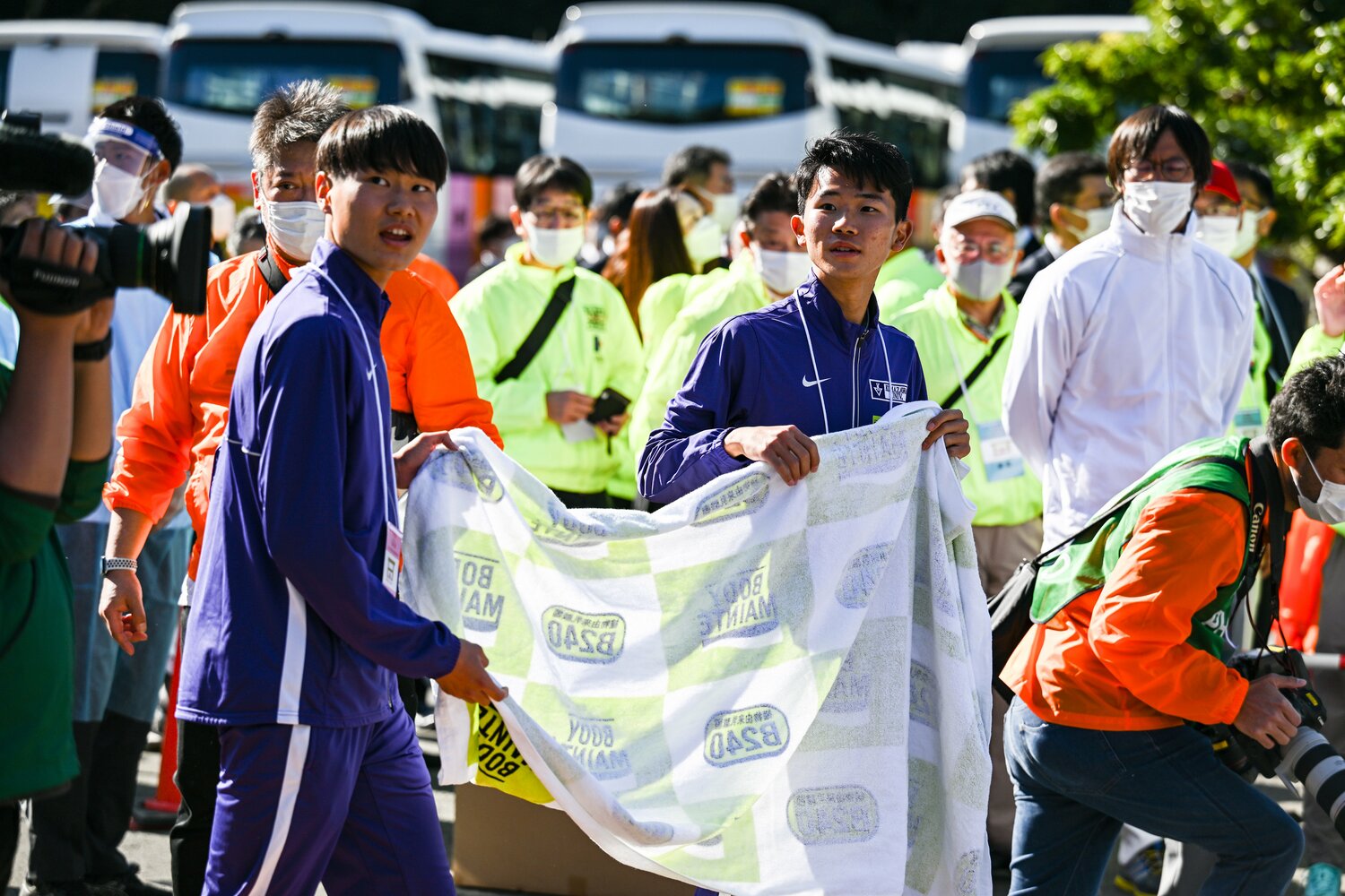 山野(左)と円 ©Nanae Suzuki