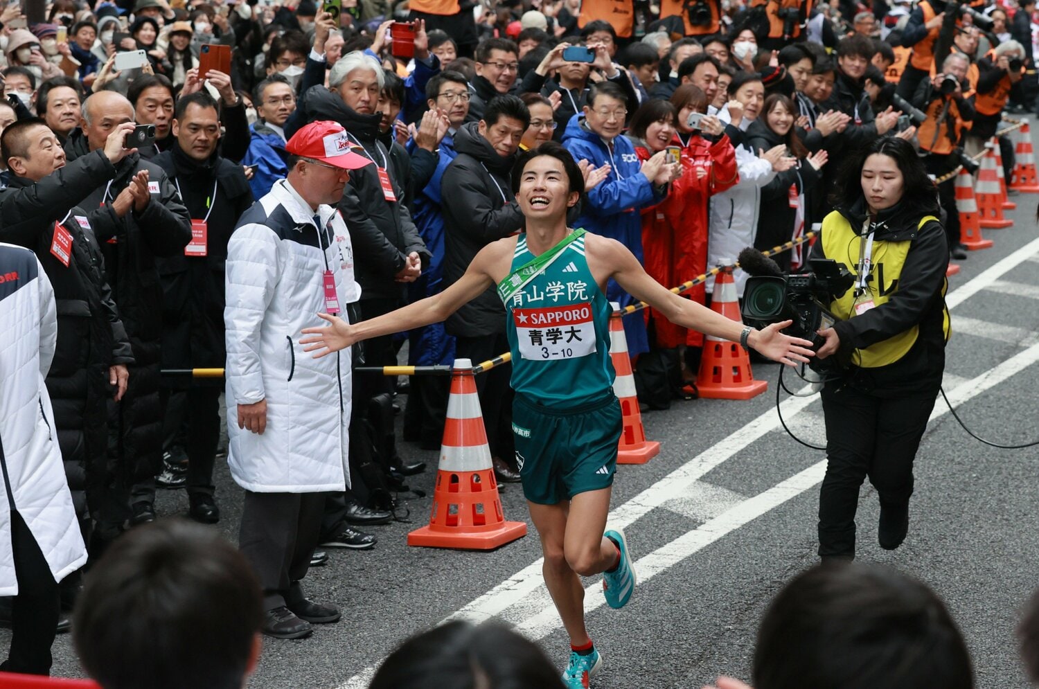 「ゴールまでわずか150m…」じつは青学大に“悲劇の途中棄権”の過去…“驚異の12人抜き男”は牧場のオーナーに「箱根駅伝で起こった衝撃の事件簿」＜Number Web＞ photograph by JIJI PRESS