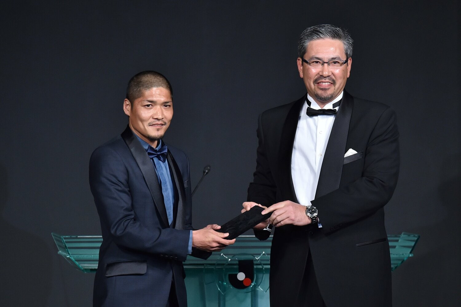 2015年、3年連続で得点王に輝きJリーグアウォーズで表彰される大久保。プレゼンターは元プロ野球選手で柏レイソルサポーターとしても知られる小宮山悟氏　©Getty Images