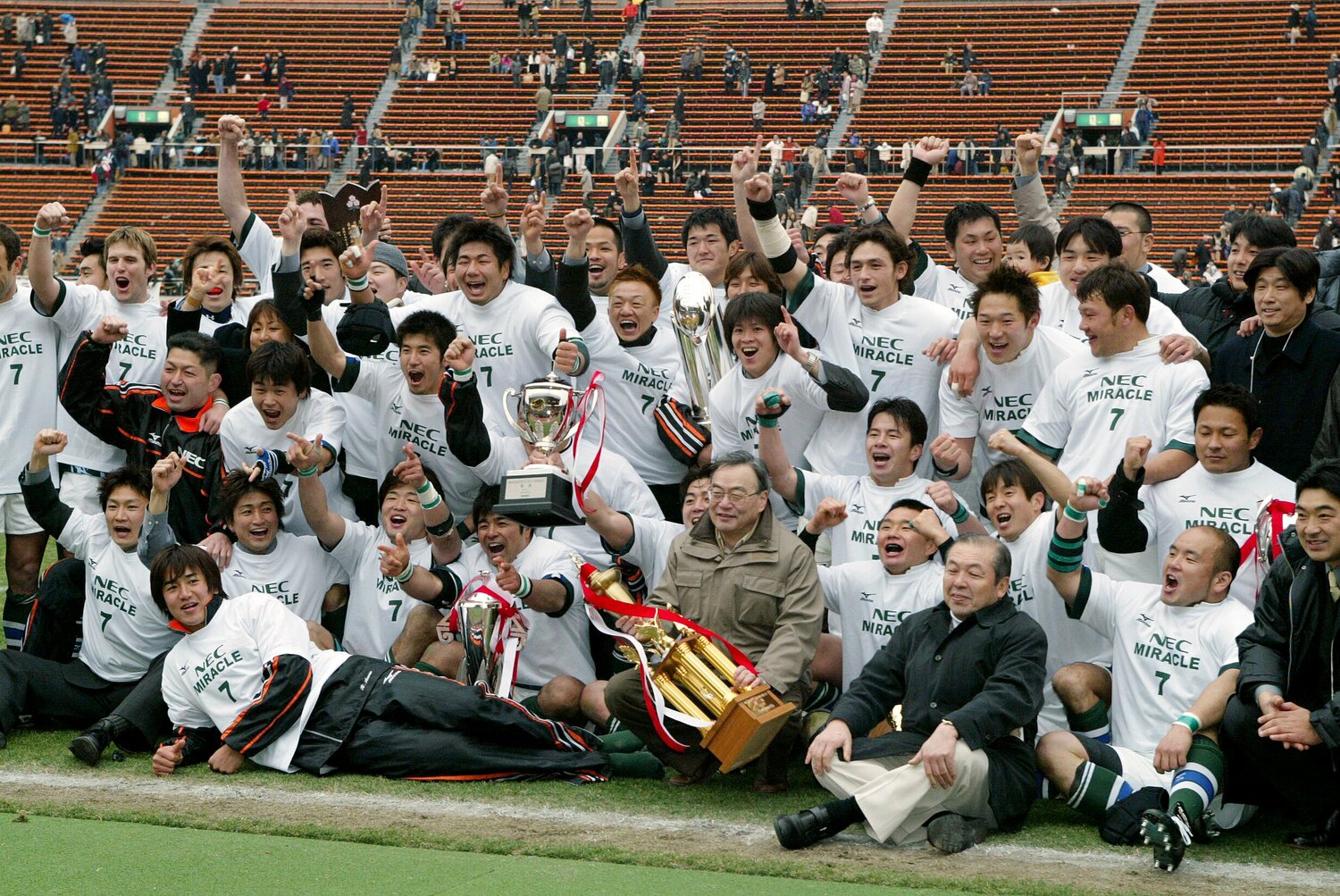 リーグ戦7位から「V字回復」での日本一を達成した2002年度。Tシャツには「MIRACLE 7」の文字が　©JIJI PRESS