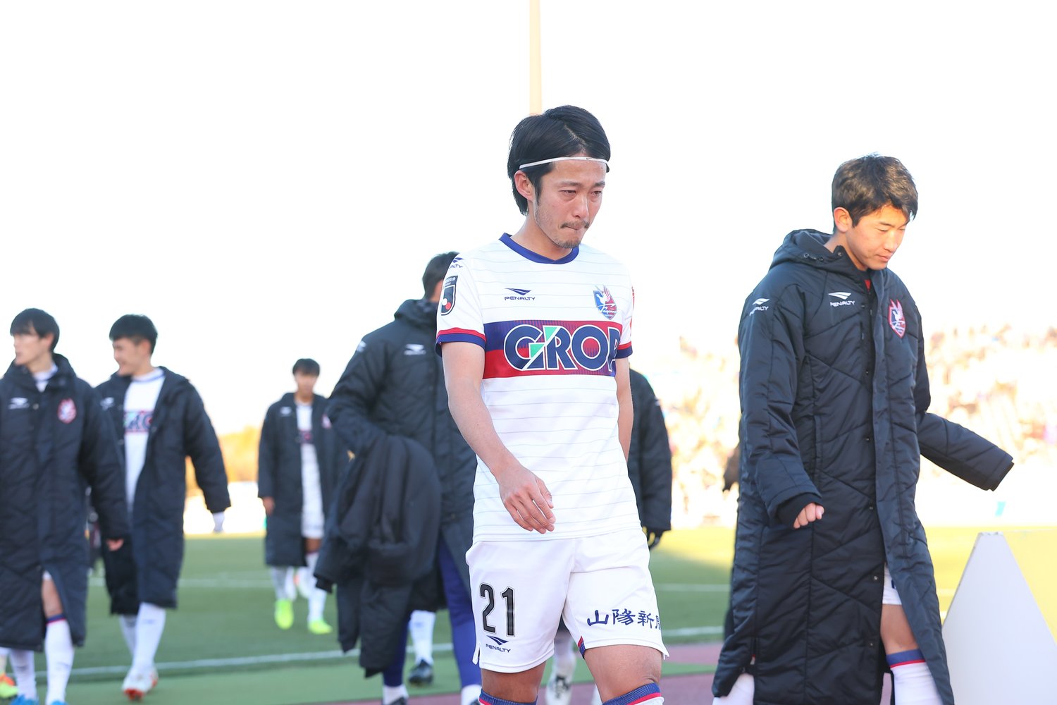 現役最後の試合を終えて涙ぐむ椋原　©︎J.LEAGUE