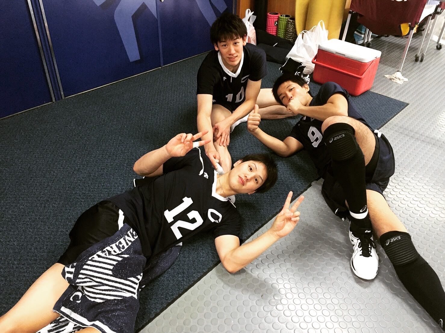 中央大時代のオフショット。左から武智洸史、石川祐希、大竹壱青（本人提供）