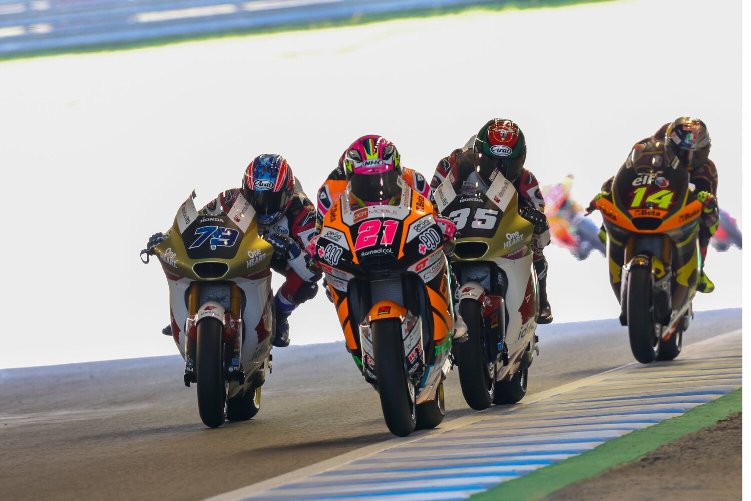 予選13番手から, みるみる順位を上げた小椋（左端）。その姿は明らかにアグレッシブだった　©Satoshi Endo