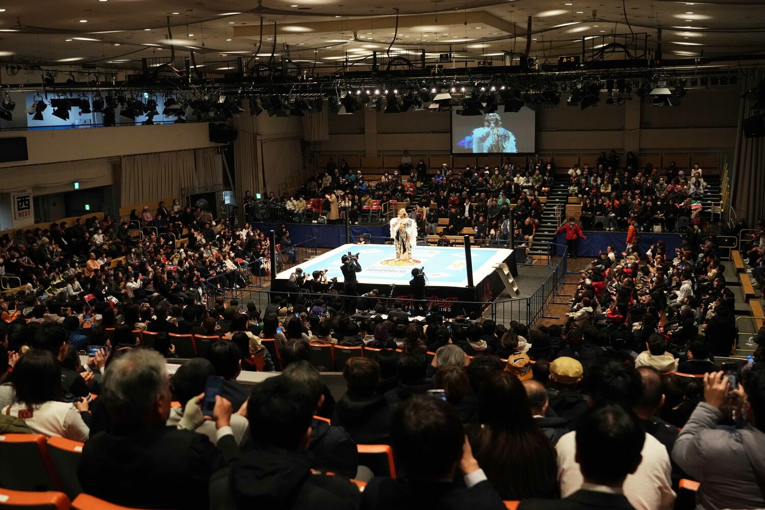 ノーロープのリングで来場したファンにお詫びの挨拶をする棚橋弘至　©Essei Hara