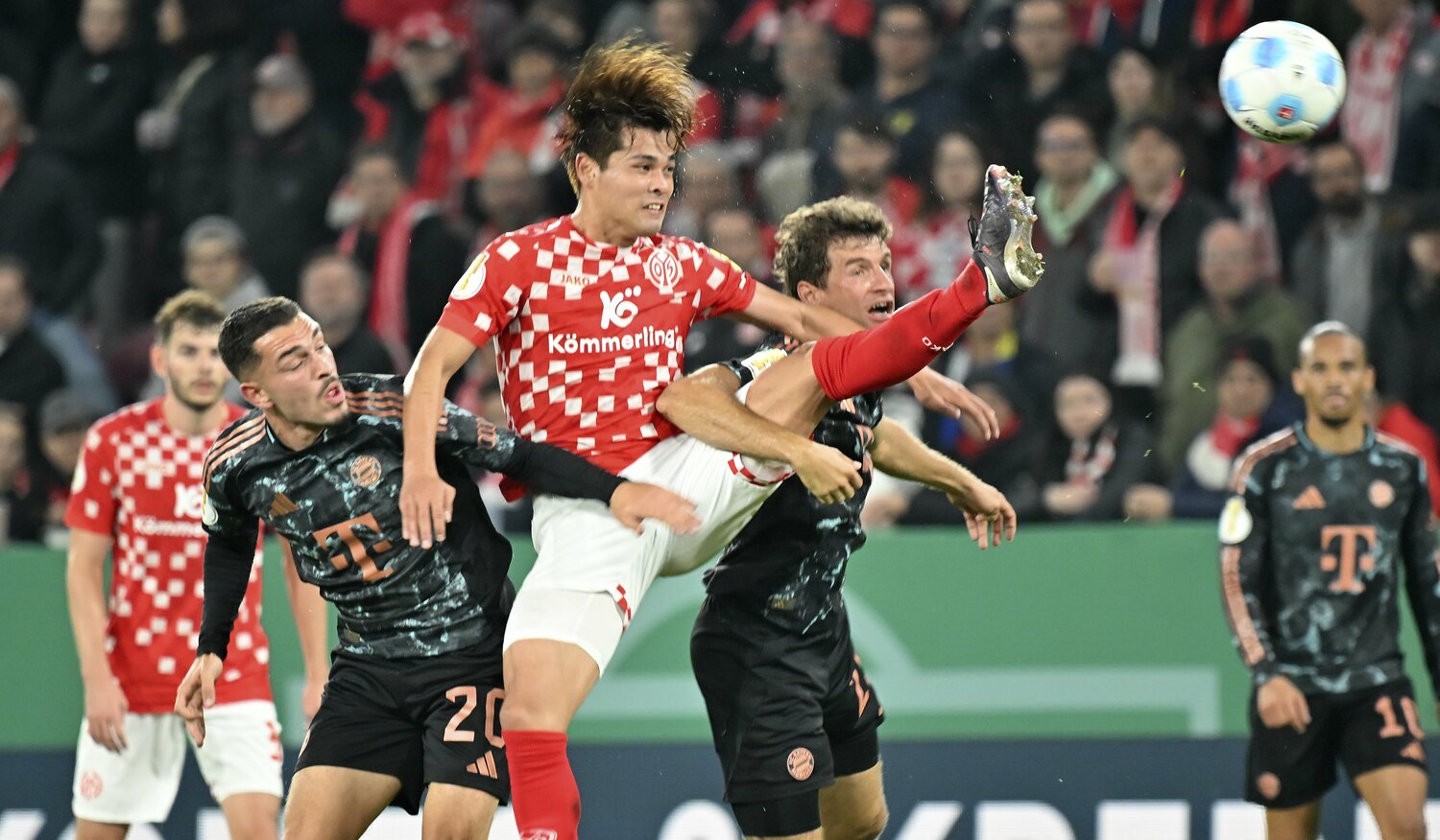 元ドイツ代表FWミュラー(右)らと激しいマッチアップを演じる佐野海舟 ©︎Getty Images