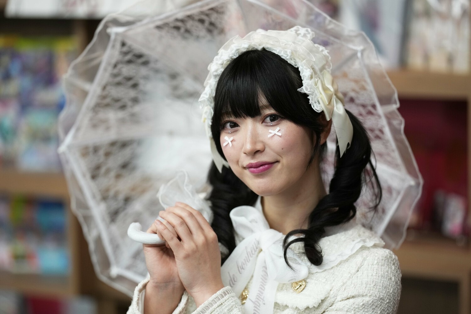 白いロリータ・ファッションでポートレイトポーズを取るさくらあや　©Essei Hara