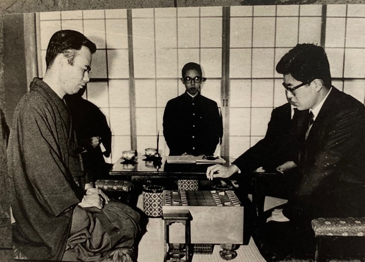 山田－中原の対局の記録係を務める筆者　©Noboru Tamaru