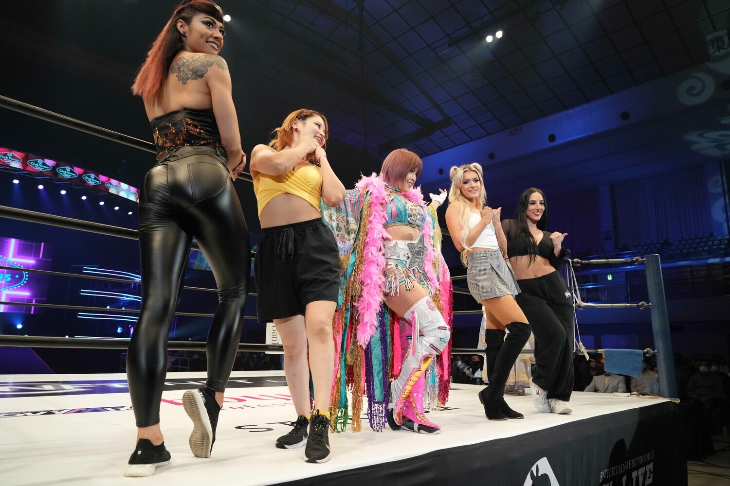 白川未奈とClub Venusのメンバー