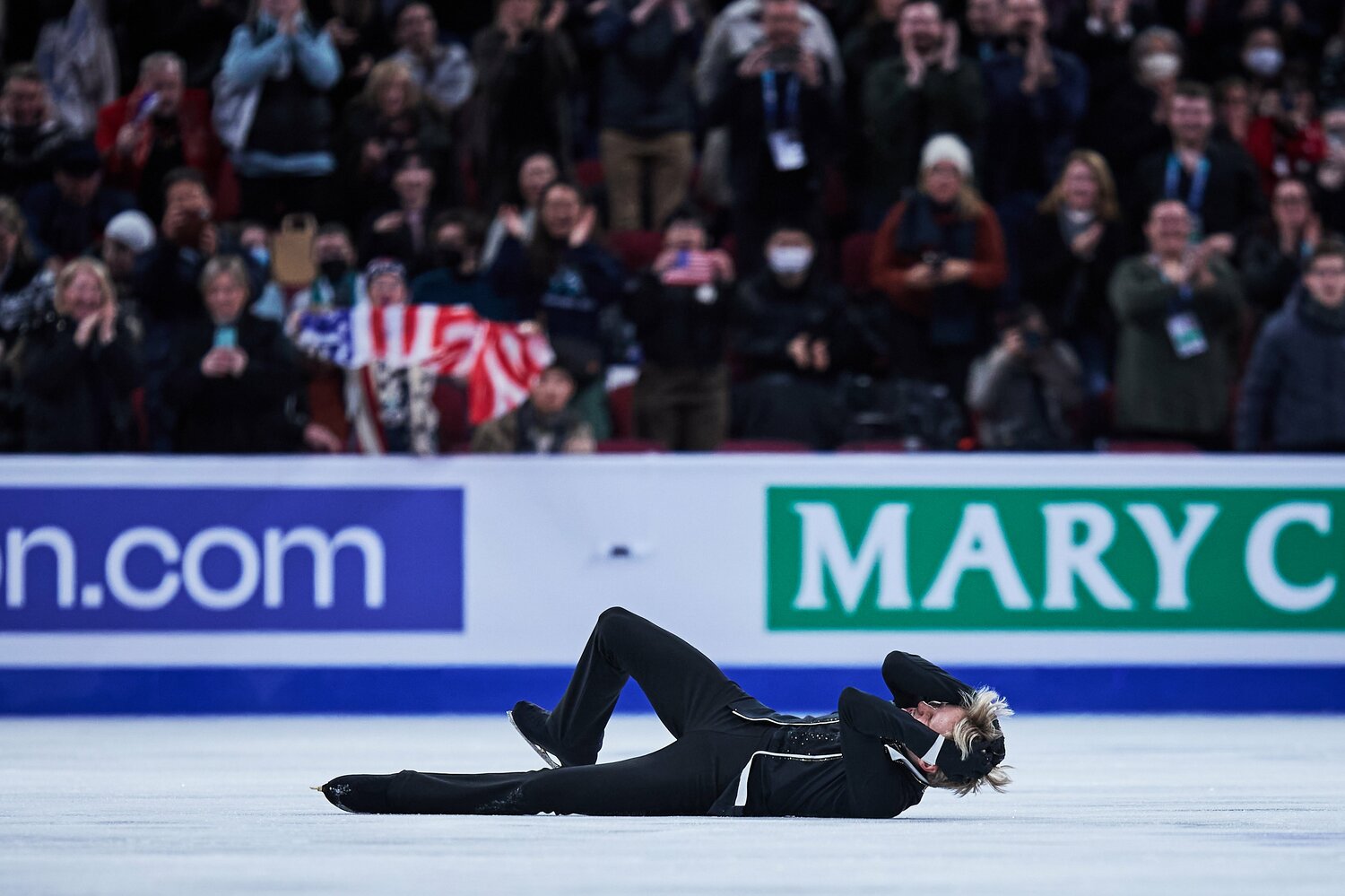 フリーの演技後、思わず頭を抱え氷上に仰向けに寝転ぶマリニン　©︎Getty Images