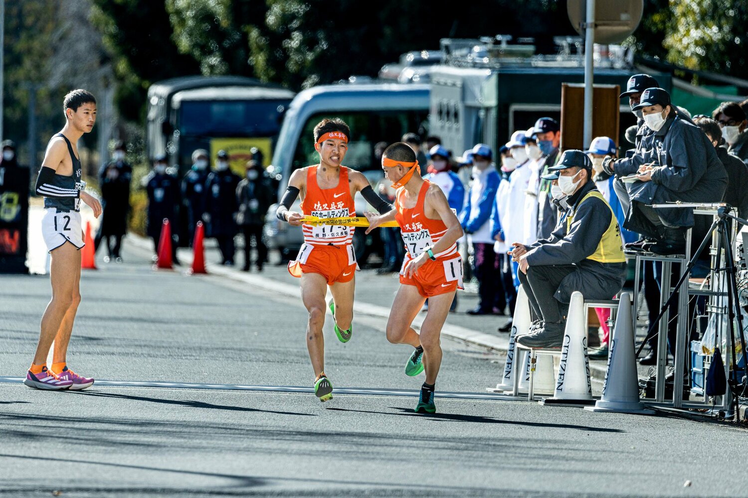 昨年の全国高校駅伝。佐久長聖高、3区吉岡大翔から4区山口竣平へ。山口は自ら坊主頭を選択した ©AFLO