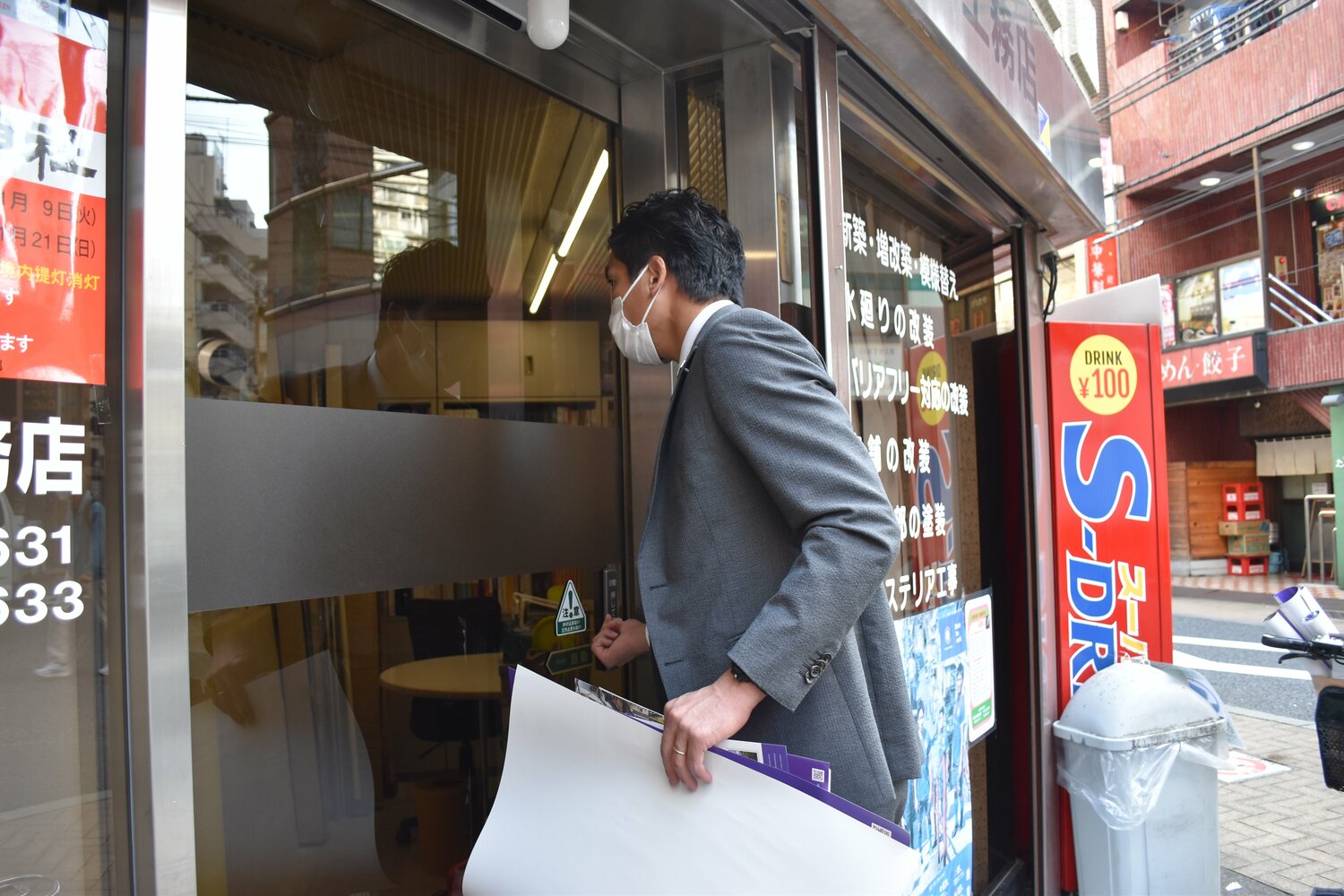 新宿の街や商店を巡り、クラブ認知の向上に励む岩舘　©Criacao