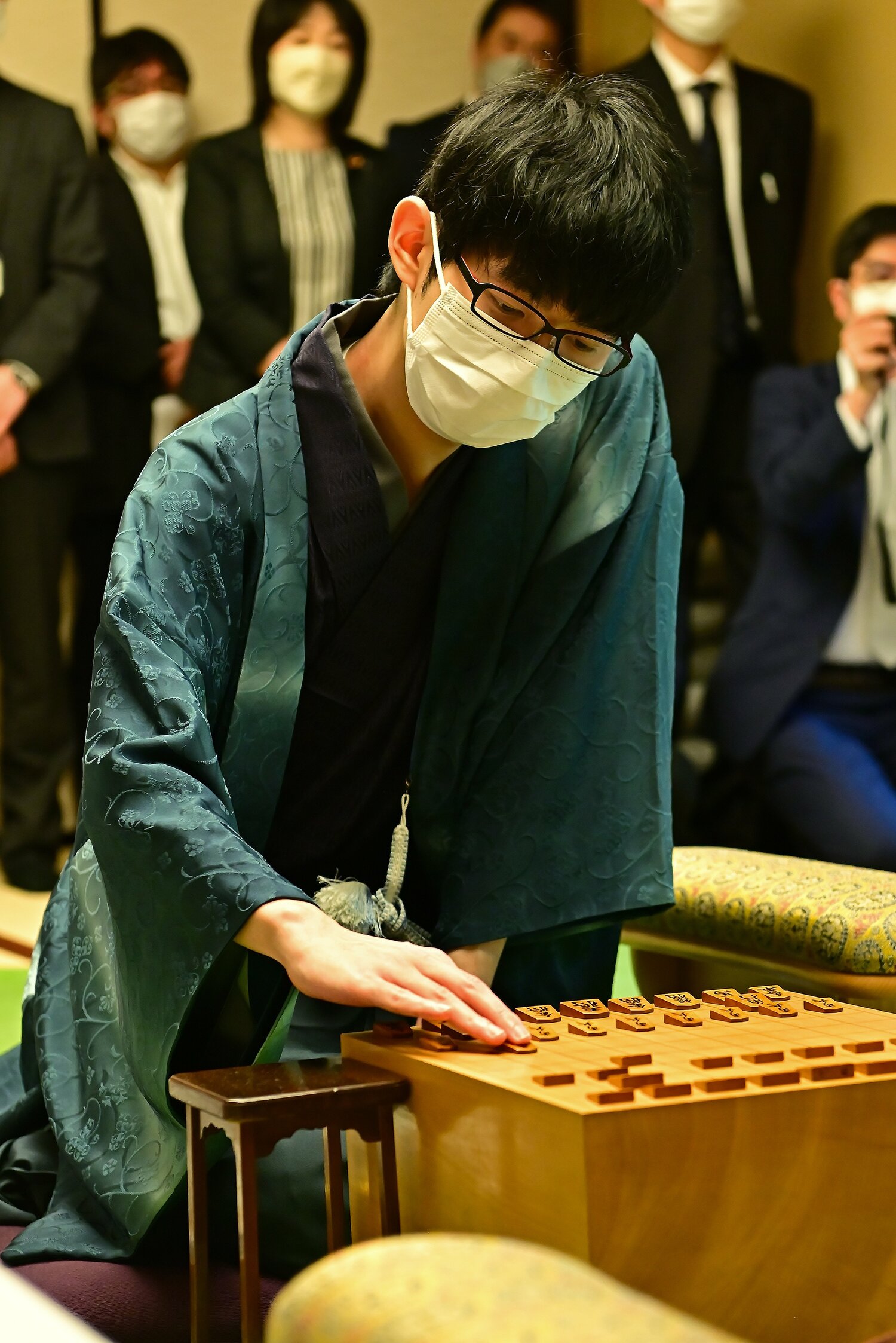 端正な「西の将棋王子」は料理好き＋扇子の柄に注目？ 実力派・斎藤慎太郎八段（28）の素顔〈渡辺明名人に2期連続挑戦〉（3／3） - 将棋 -  Number Web - ナンバー