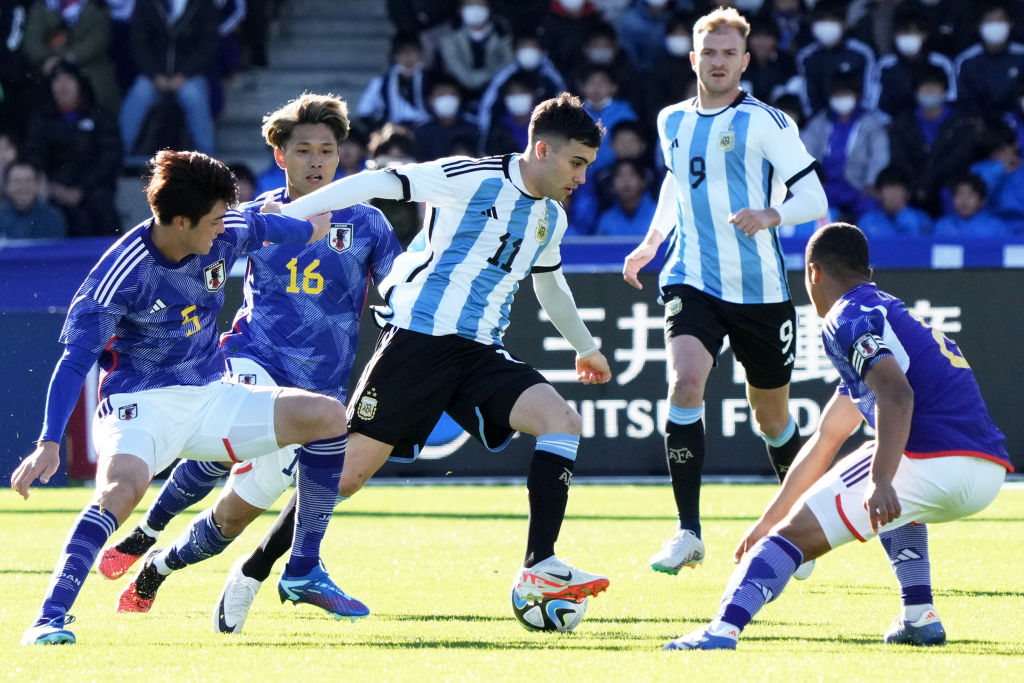 ブオナノッテ（ブライトン）相手に激しいプレスを敢行する日本の選手たち　©Getty Images