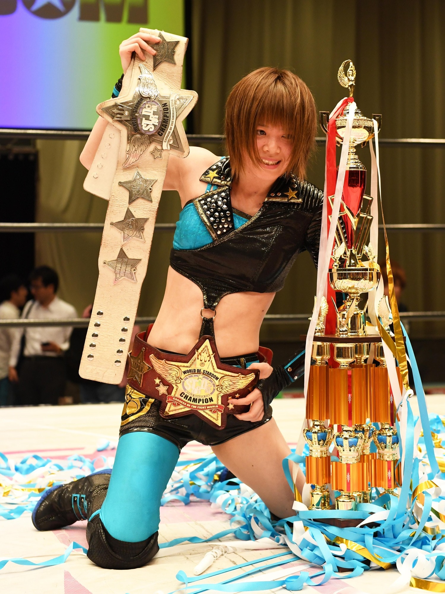 紫雷イオに勝ち赤と白の二冠王になった岩谷麻優。2017年6月21日、後楽園ホール ©Essei Hara