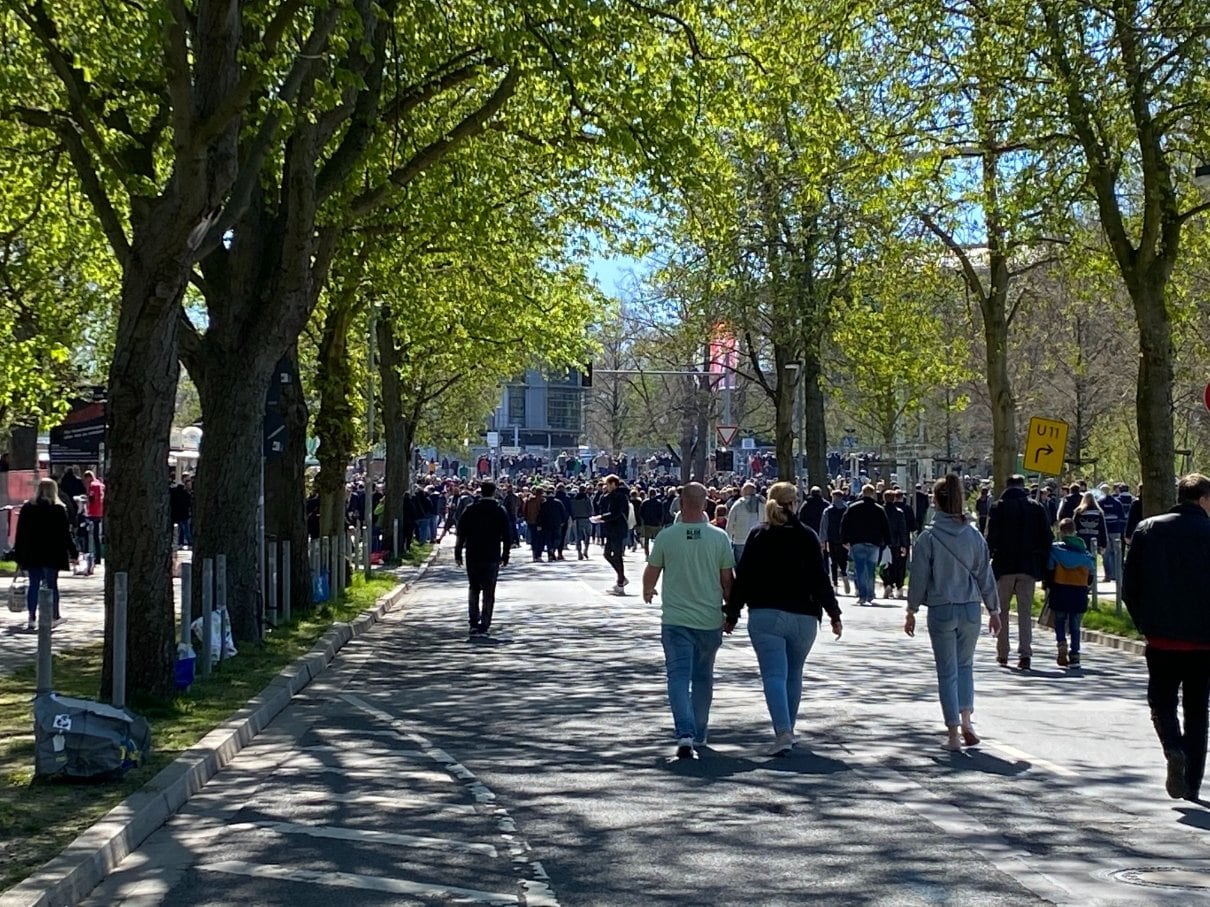 HDIアレーナに向かう道中（※写真をクリック、スワイプすると海外組の活躍や欧州サッカーのリアルな風景がご覧になれます）　©Atsushi Iio