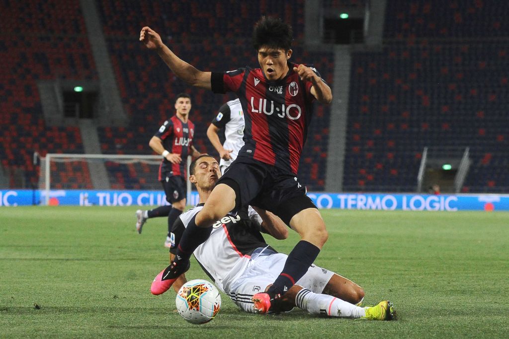 ボローニャ時代、C・ロナウドとのマッチアップ ©Getty Images