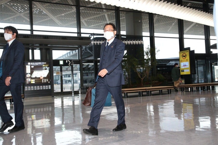 成田空港を歩く反町技術委員長©JFA/AFLO