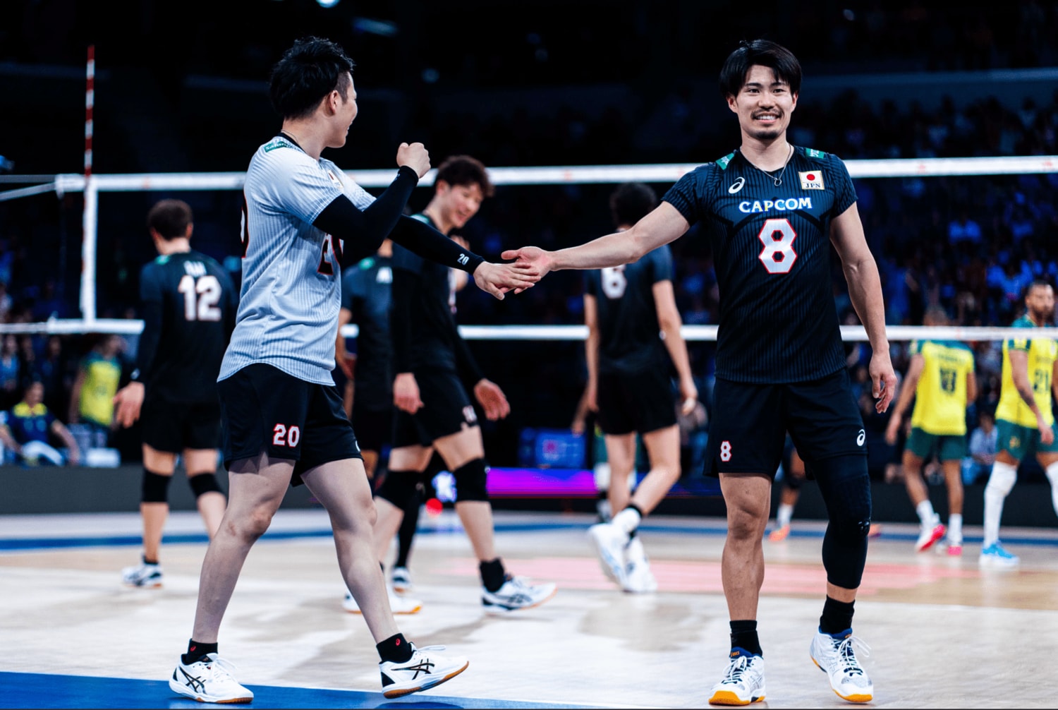 確かな技術だけでなく、フィジカルも充実する関田（右）　©︎FIVB