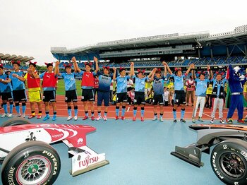 あらゆる層をスタジアムへ!川崎のメインスタンド活用法。~牧場、ヨガ……企画も超攻撃的~<Number Web> photograph by J.LEAGUE PHOTOS