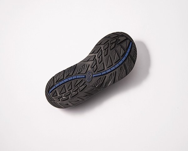 従来はビブラム社製のアウトソールだったが、よりトラクション性、グリップ性能を向上させたチャコ独自のソール〈CHACOGRIP〉を採用している。街履きからアウトドアまで、さまざまなシーンで活躍する。