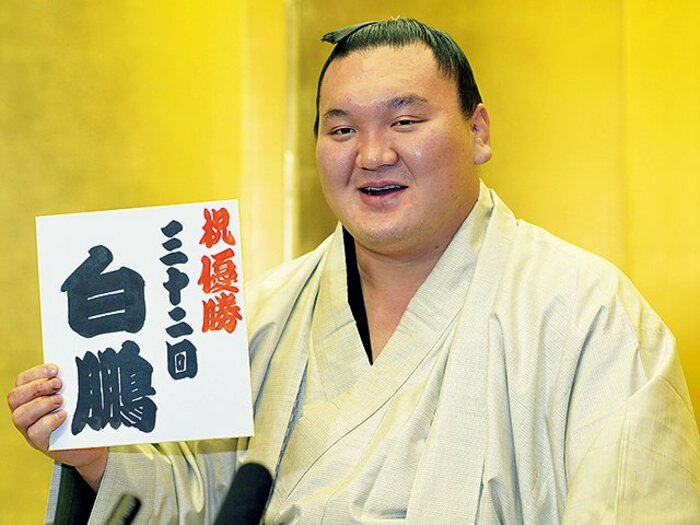 大鵬と並ぶ記録を打ち立てた白鵬は剛柔あわせ持つ横綱。～幕内優勝32回は吸収力にあり～＜Number Web＞ photograph by KYODO