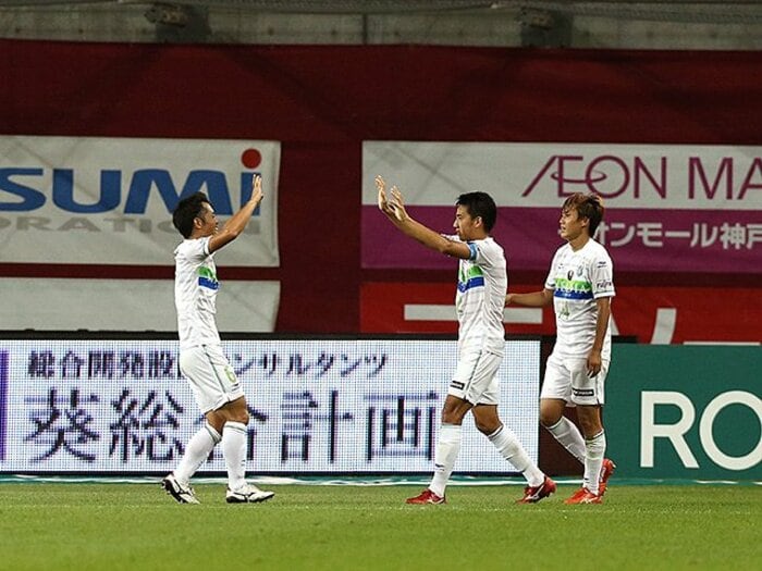 ベルマーレJ1残留を託される2人、菊地俊介と石川俊輝の以心伝心。＜Number Web＞ photograph by Getty Images