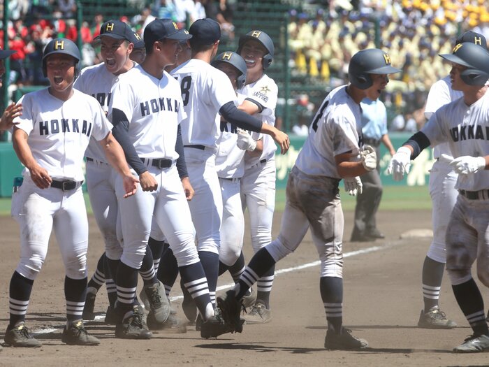 高校野球に異変「ついに甲子園で“黒スパイク”が絶滅していた…」“白＝汚れやすい”はもう古い…令和の高校球児「汚れたのがカッコいい」新トレンド＜Number Web＞ photograph by JIJI PRESS