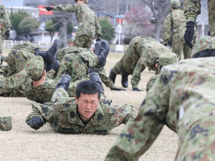 「脱落者ゼロ」も「最初は行きたくなかった…」全国ベスト4強豪校が“ナゾの自衛隊特訓”…部員150人を抱えるサッカー部監督の狙いは?<Number Web> photograph by Takahito Ando