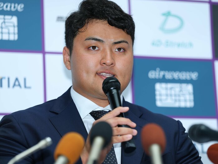 佐々木麟太郎が涙のマーリンズ入団「叩かれるんですかね…」菊池雄星が3年前に漏らしていた言葉…“花巻東高の先輩”が切り拓き「時代を変えた」＜Number Web＞ photograph by スポーツ報知／アフロ
