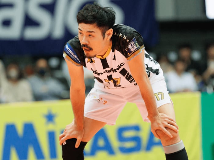 何度も怒られた清水邦広「でも、永野さんは愛がある」“空気をピリッとさせるリベロ”永野健38歳が男子バレー界に残したもの「絶対メダル獲れる」＜Number Web＞ photograph by Panasonic PANTHERS