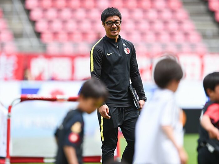 小笠原満男が子供達に伝える自立心。「荷物ぐちゃぐちゃでもいいんだよ」<Number Web> photograph by J.LEAGUE