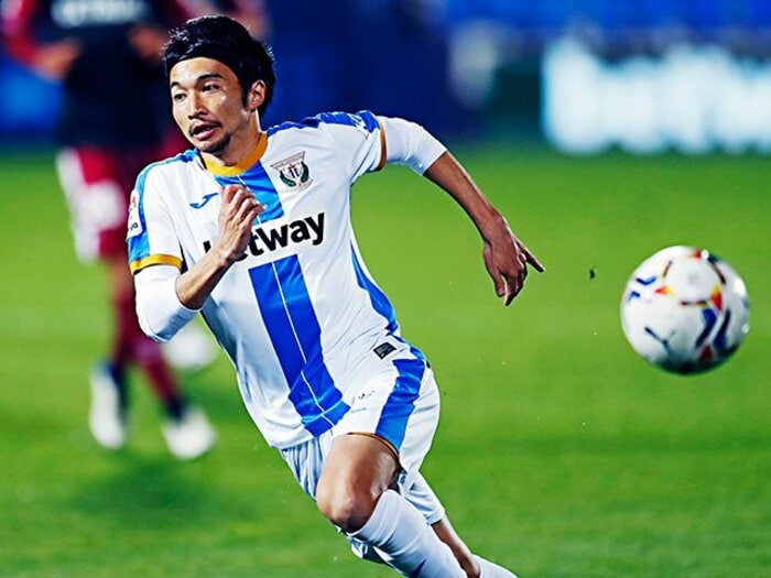 柴崎岳、新監督で昇格圏のレガネスでの現状は？　控えが“客席でエアロバイク”の様子も【激写・現地レポート】＜Number Web＞ photograph by Daisuke Nakashima