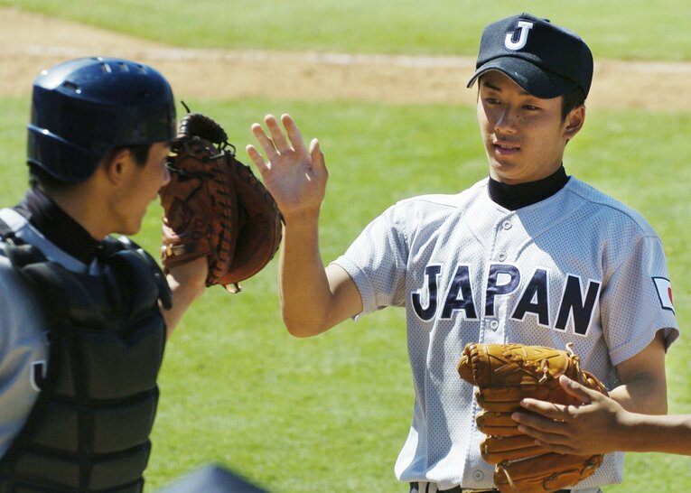 日本高校選抜のアメリカ遠征で斎藤佑樹とバッテリーを組んだ鮫島哲新　©AP/AFLO
