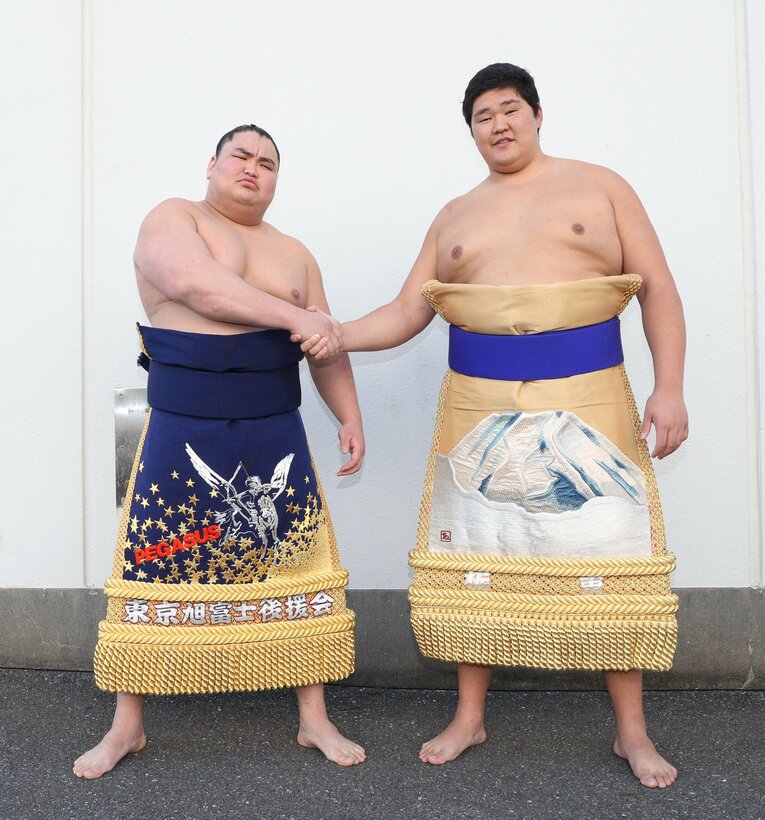 旭富士と身長197センチの天昇山。ともに序ノ口ながら初場所で熱戦を繰り広げた　©JIJI PRESS