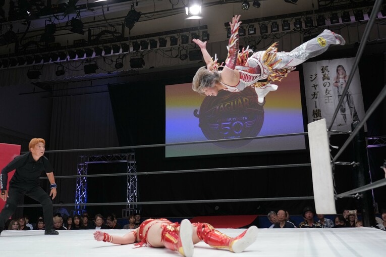 コーナーからダイブする彩羽匠　©Essei Hara