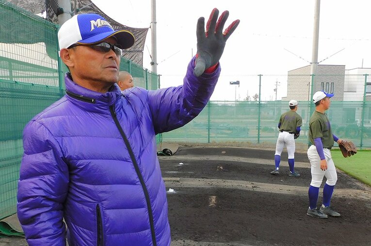 精力的な指導を見せる愛工大名電の倉野光生監督（65歳） ／ photograph by Jun Aida