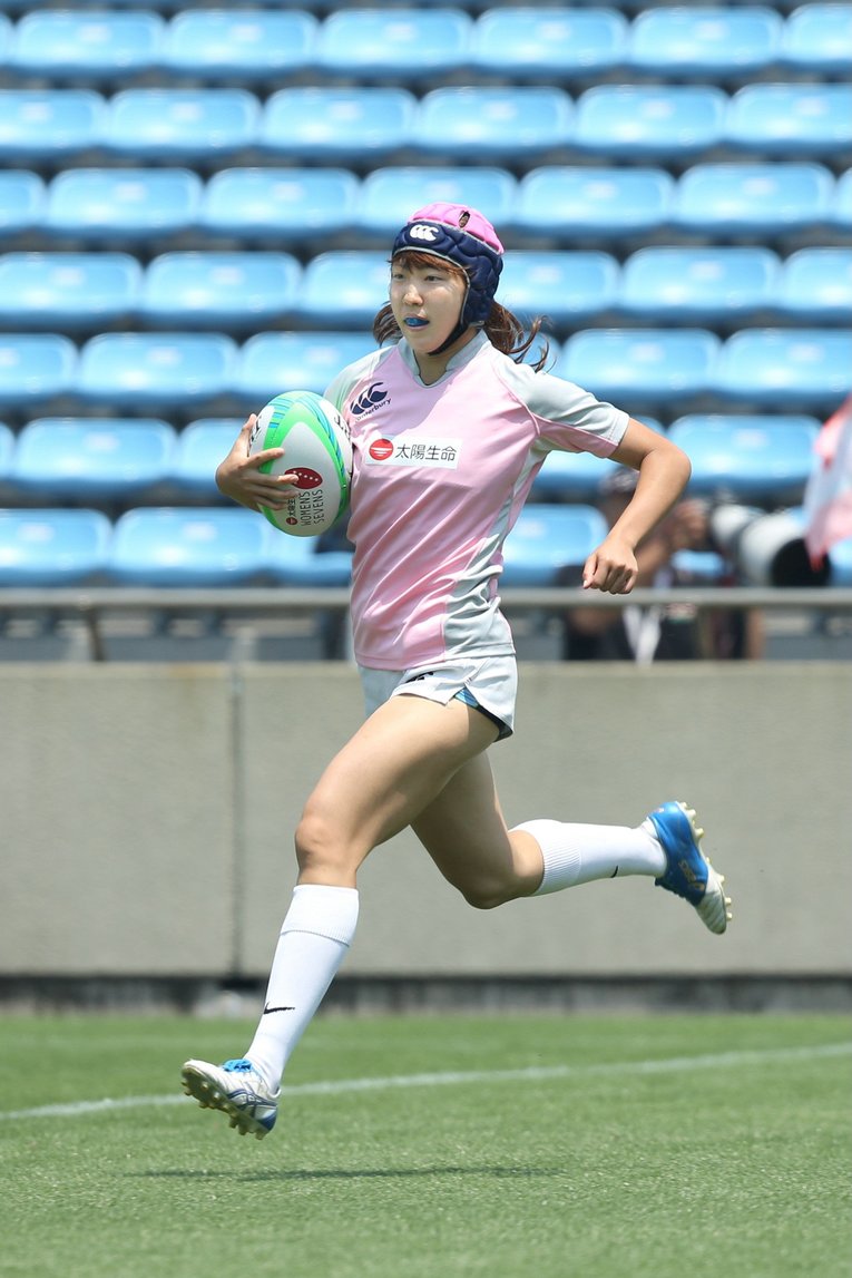 脚力を活かしてトライを決める寺田明日香（2017年）　©︎JIJI PRESS