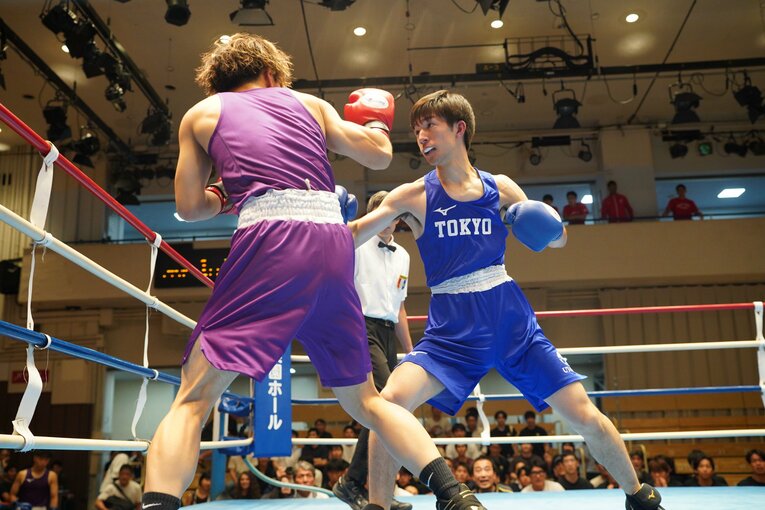 関東3部トーナメントのライト級決勝戦で強烈な左のカウンターを放つ伊藤朝樹。アマチュアのリングではなかなかお目にかかれない衝撃KOだった　©︎Shunya Seri