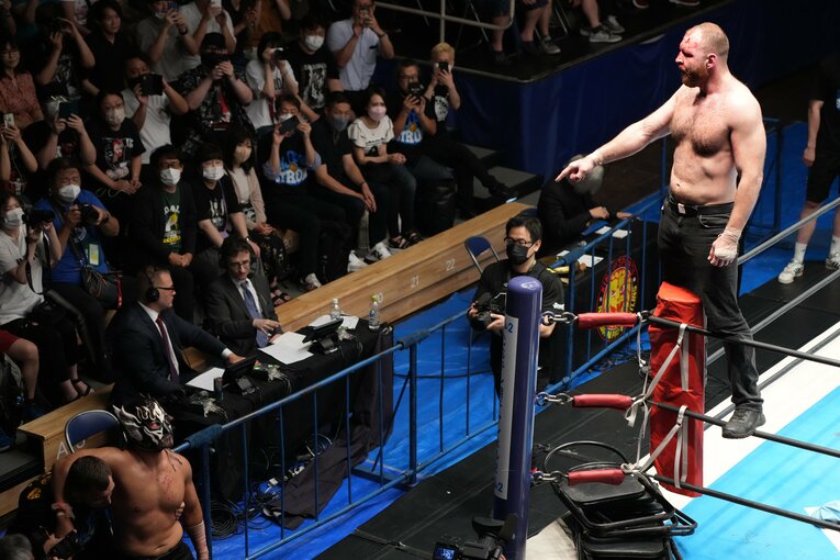 シングルマッチに勝利したジョン・モクスリーは、エル・デスペラードを指さして健闘を称えた